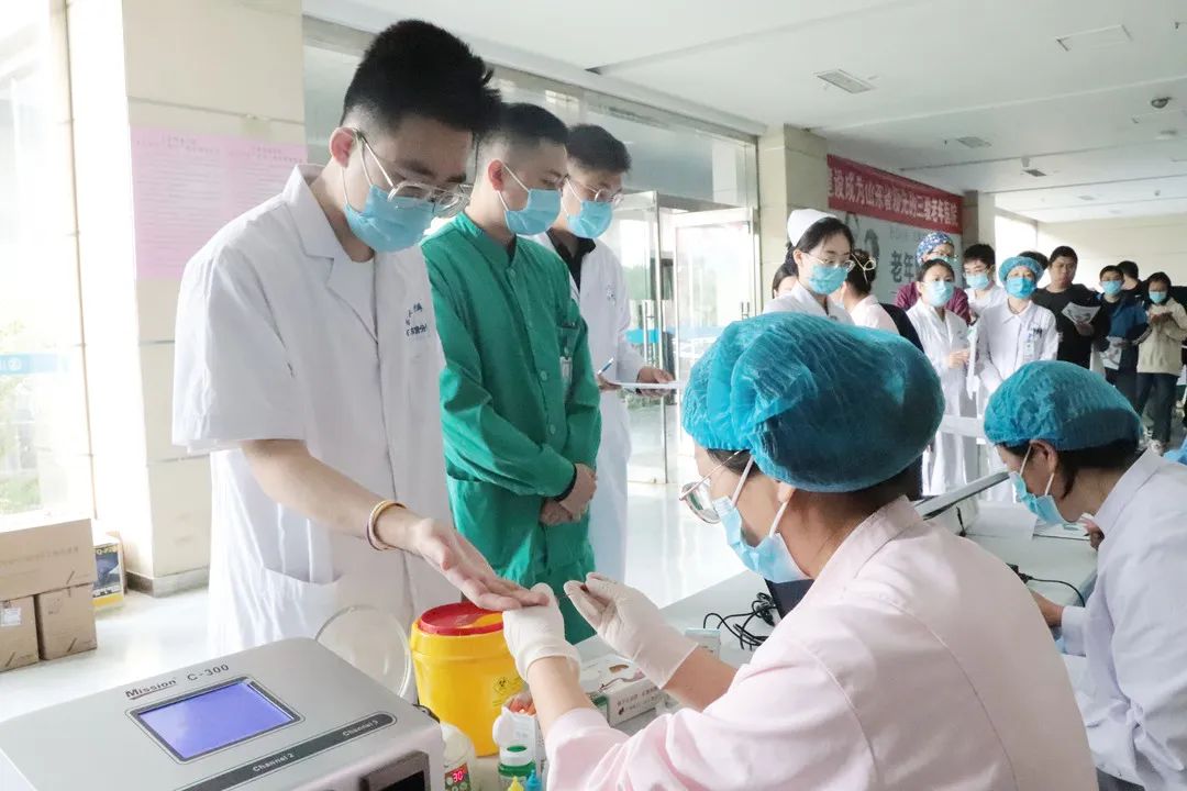 挽袖獻血！東營鴻港醫(yī)院醫(yī)務人員用熱血傳遞愛心