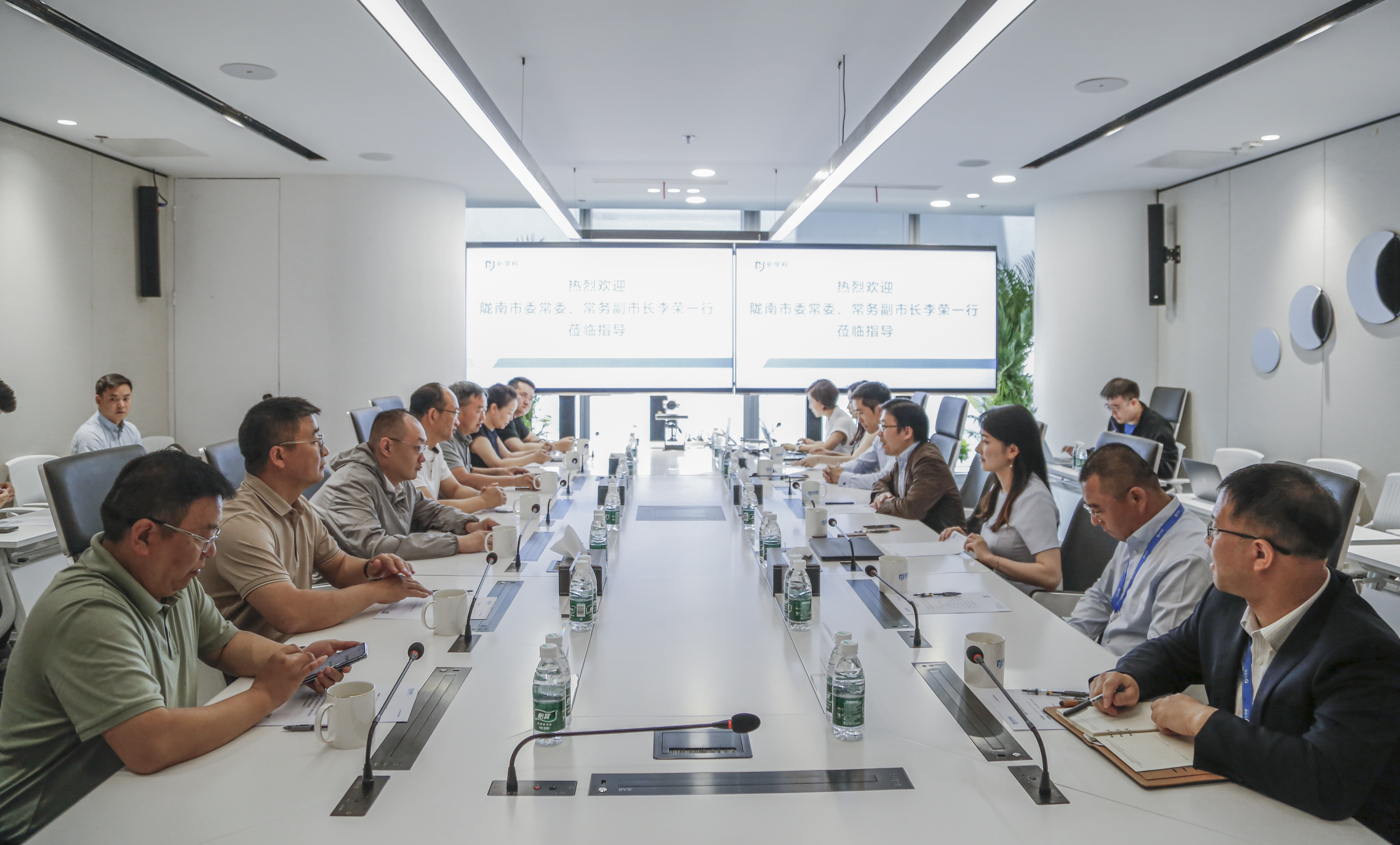 隴南市委常委、常務(wù)副市長(zhǎng)李榮一行到訪新里程健康集團(tuán)總部