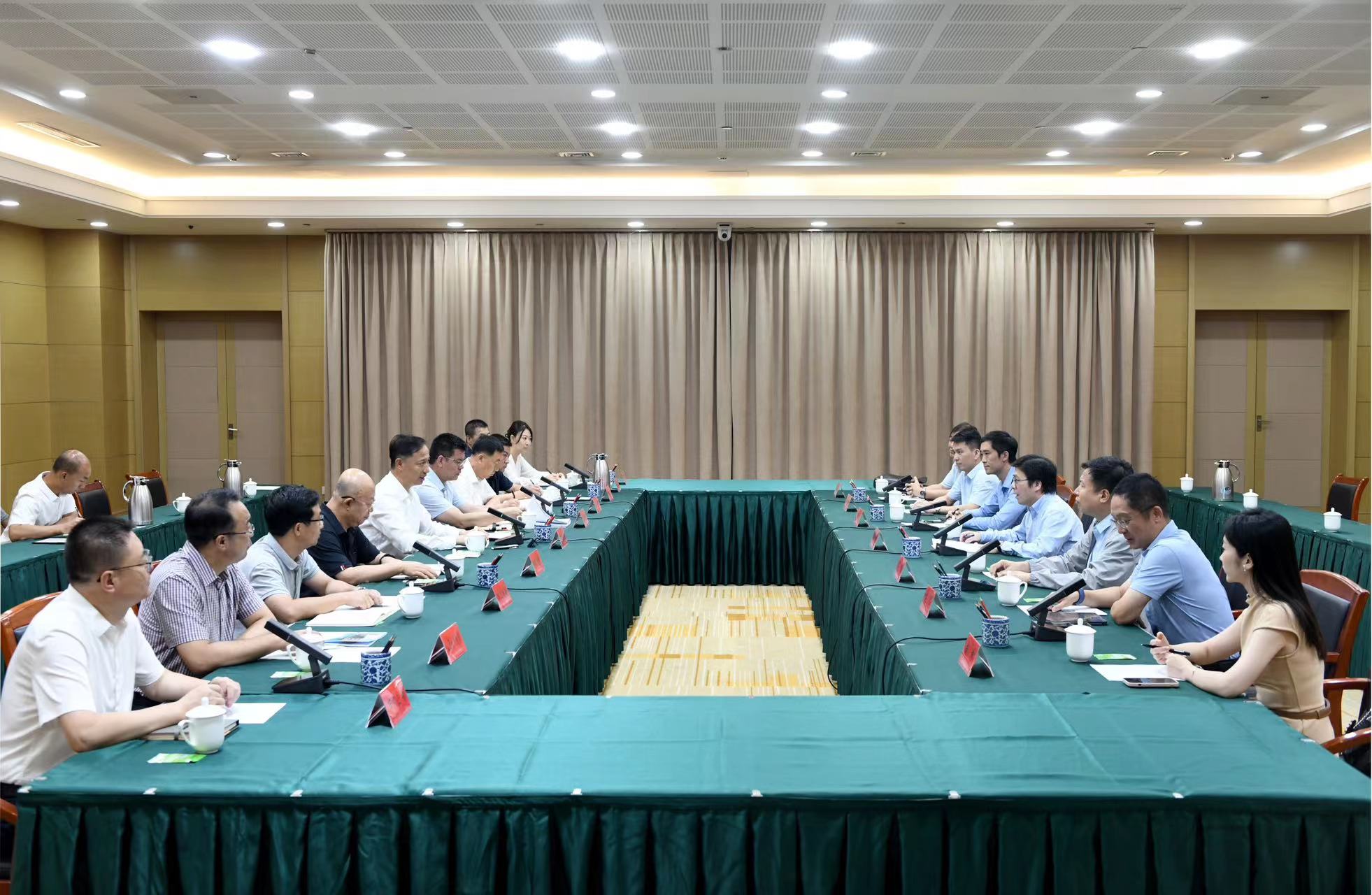 山西省委常委、大同市委書(shū)記盧東亮與林楊林一行舉行工作會(huì)談
