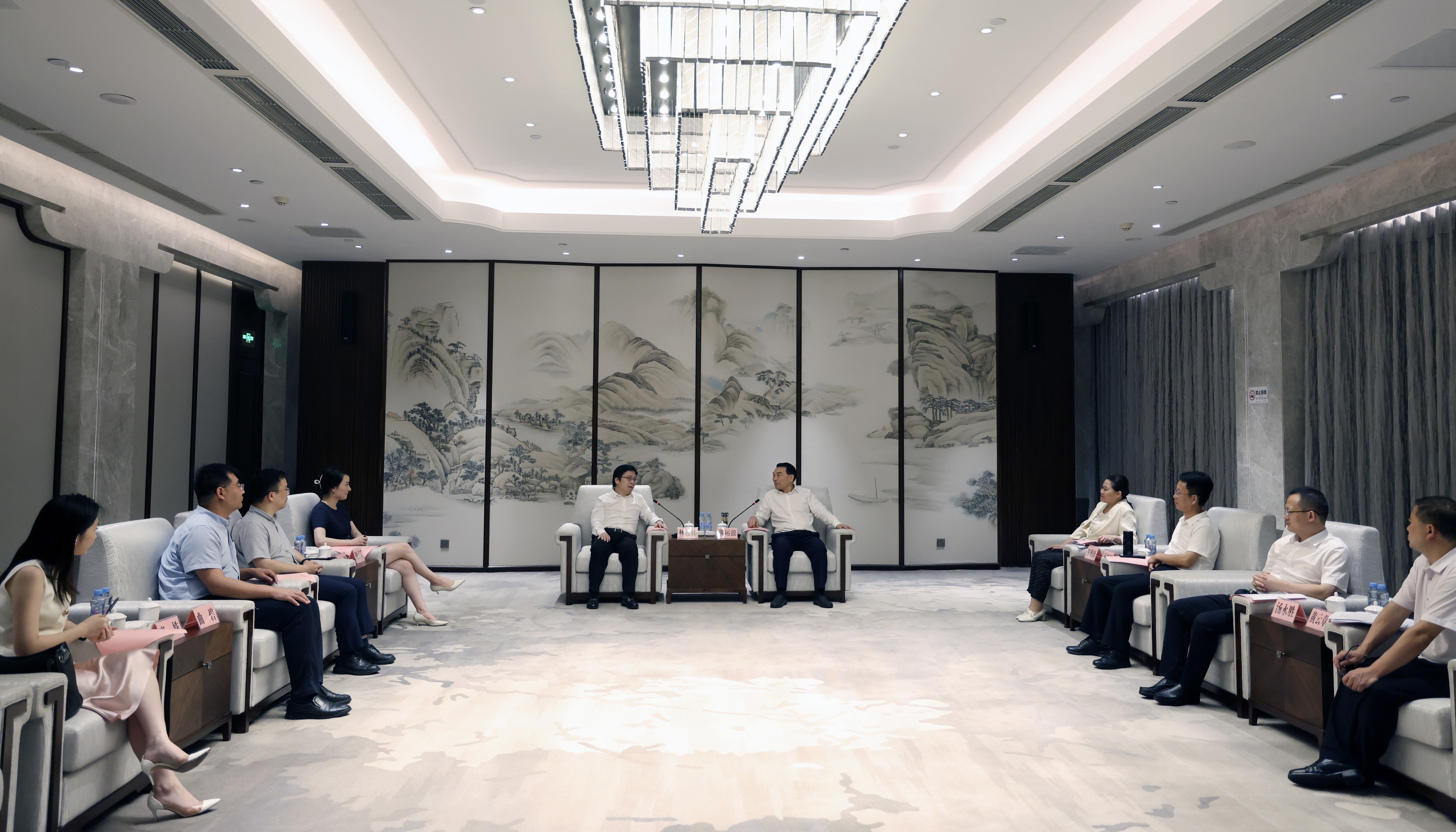 江西省萍鄉(xiāng)市委副書(shū)記、市長(zhǎng)熊運(yùn)浪與林楊林一行舉行工作會(huì)談